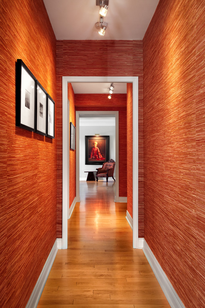 Diseño de puerta principal de estilo zen extra grande con paredes rojas, suelo de madera clara y puerta simple