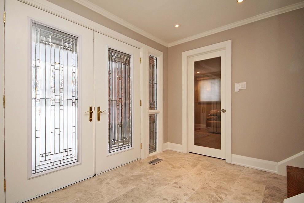 Example of a classic entryway design in Ottawa