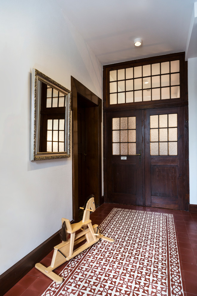 Foto di un ingresso o corridoio chic di medie dimensioni con pareti bianche e pavimento in gres porcellanato