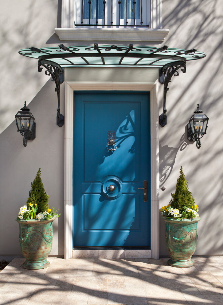 Exemple d'une grande porte d'entrée chic avec une porte simple, une porte bleue et un mur gris.