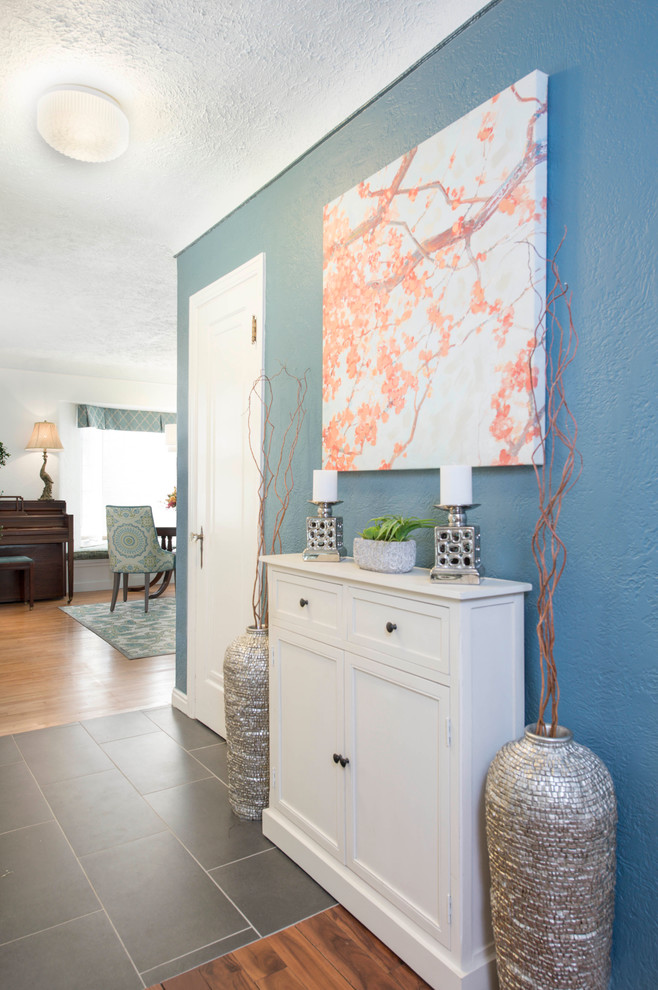 デンバーにある小さなトランジショナルスタイルのおしゃれな玄関 (青い壁、磁器タイルの床、白いドア) の写真