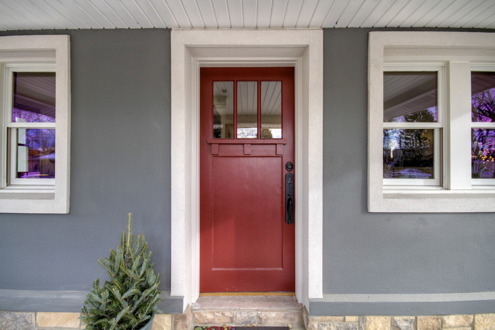Inspiration för eklektiska entréer, med en enkeldörr och en röd dörr