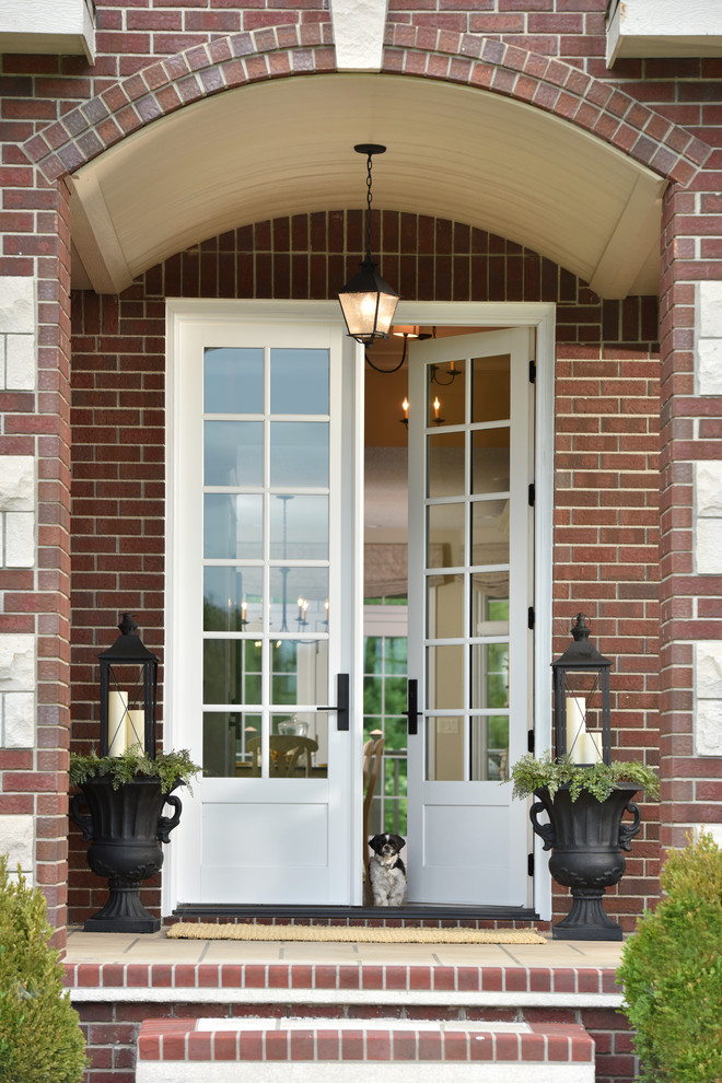 Diseño de puerta principal clásica con puerta doble y puerta blanca