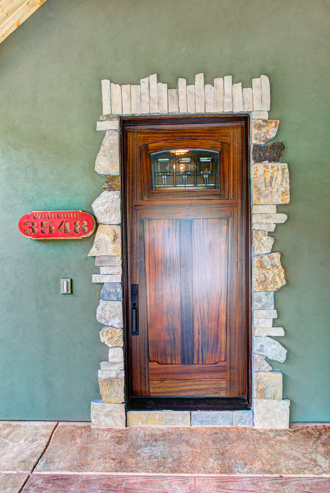 Idee per una grande porta d'ingresso rustica con pareti verdi, una porta singola e una porta in legno scuro