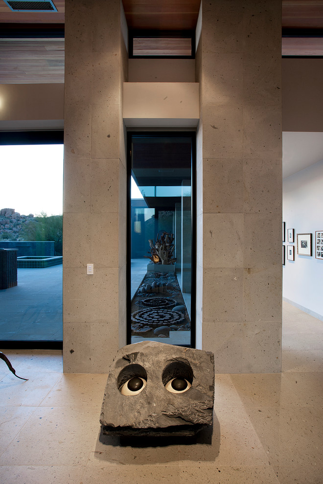 Geräumiges Modernes Foyer mit grauer Wandfarbe, Drehtür und Haustür aus Glas in Phoenix