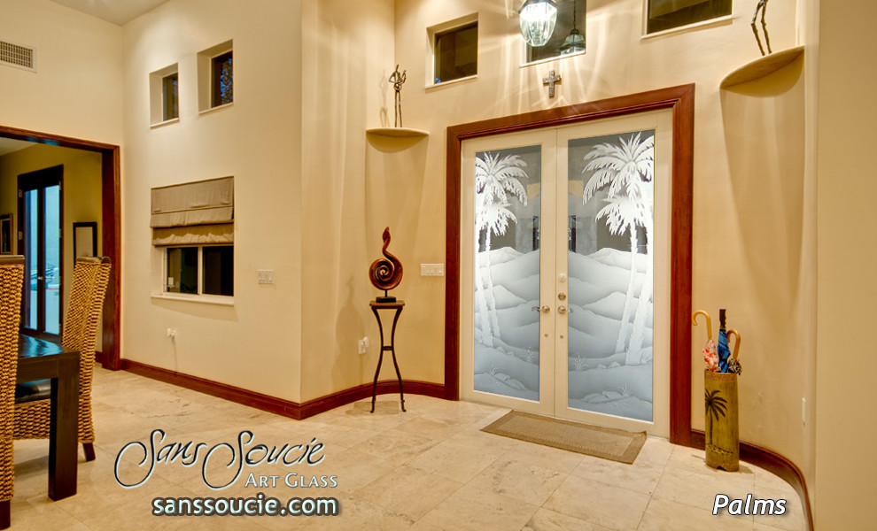 Réalisation d'une grande porte d'entrée bohème avec un mur beige, un sol en travertin, une porte double et une porte en verre.