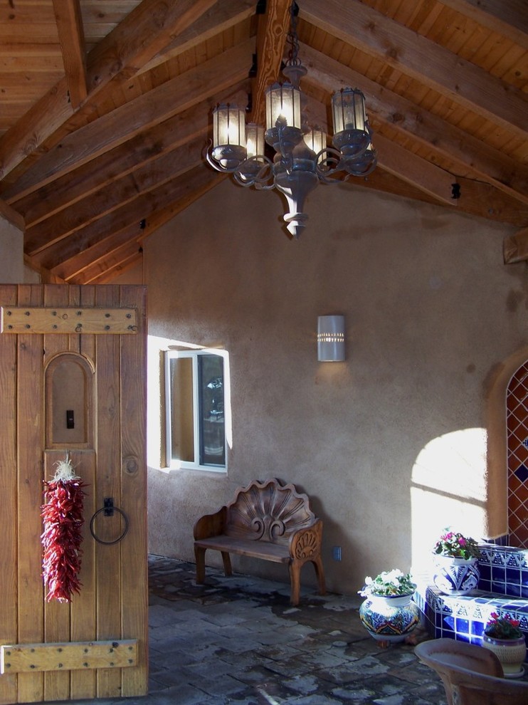 Mittelgroßer Mediterraner Eingang mit Korridor, beiger Wandfarbe, Betonboden, Einzeltür, dunkler Holzhaustür und grauem Boden in Phoenix
