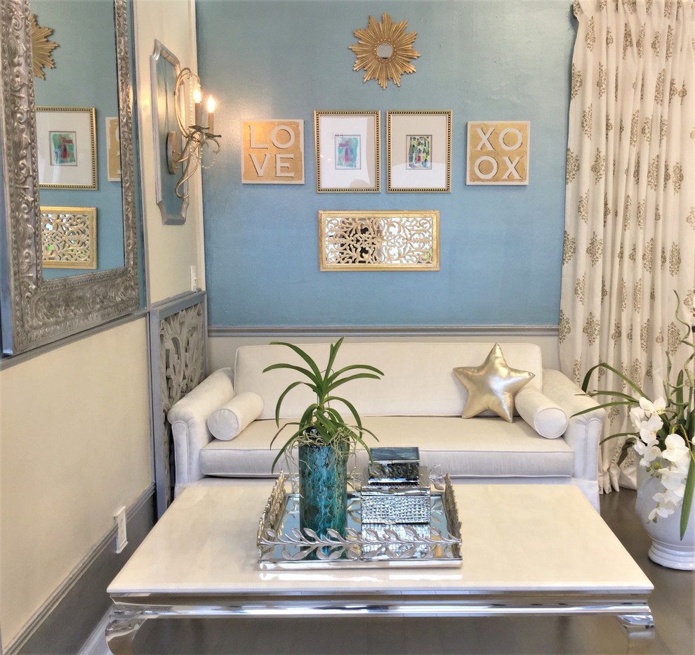 Kleines Eklektisches Foyer mit blauer Wandfarbe, braunem Holzboden und grauem Boden in Miami