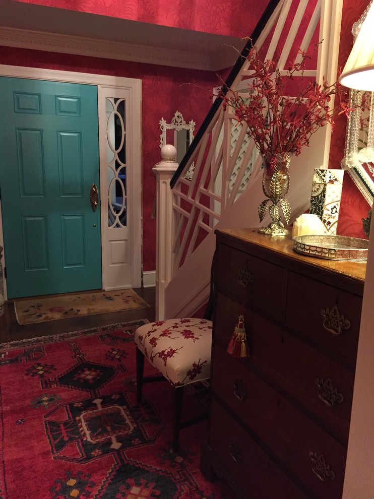Kleines Stilmix Foyer mit roter Wandfarbe, braunem Holzboden, Einzeltür und blauer Haustür in Raleigh