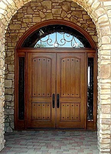 Пример оригинального дизайна: большая входная дверь в стиле рустика с двустворчатой входной дверью и входной дверью из темного дерева