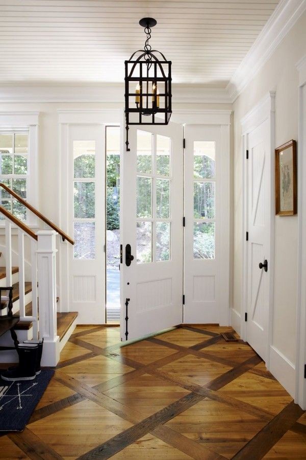 Aménagement d'un hall d'entrée sud-ouest américain de taille moyenne avec un mur blanc, un sol en bois brun, une porte simple et une porte en verre.
