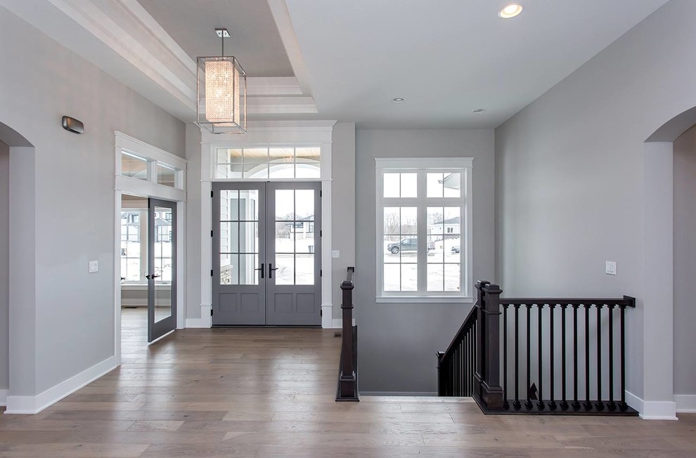 Mittelgroße Stilmix Haustür mit grauer Wandfarbe, hellem Holzboden, Doppeltür, Haustür aus Glas und beigem Boden in Sonstige