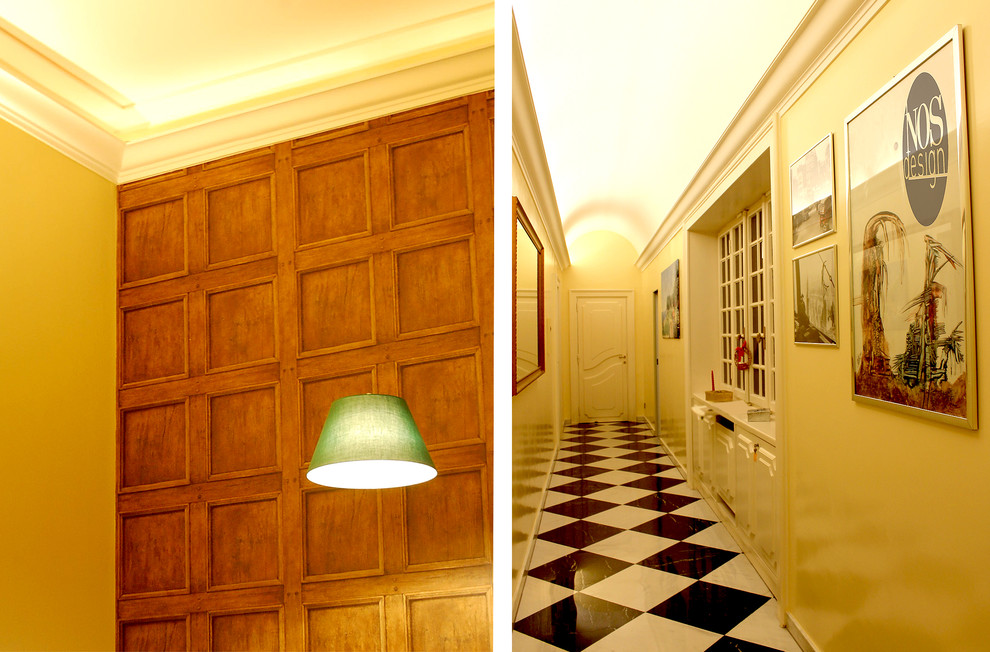 На фото: прихожая среднего размера в классическом стиле с бежевыми стенами, поворотной входной дверью и белой входной дверью