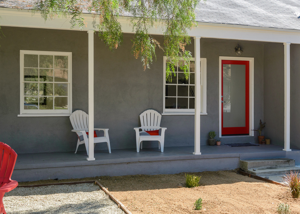 На фото: прихожая в современном стиле с серыми стенами и красной входной дверью с