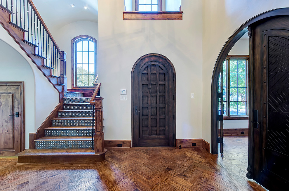 Rustikale Haustür mit beiger Wandfarbe, braunem Holzboden, Einzeltür und dunkler Holzhaustür in Dallas