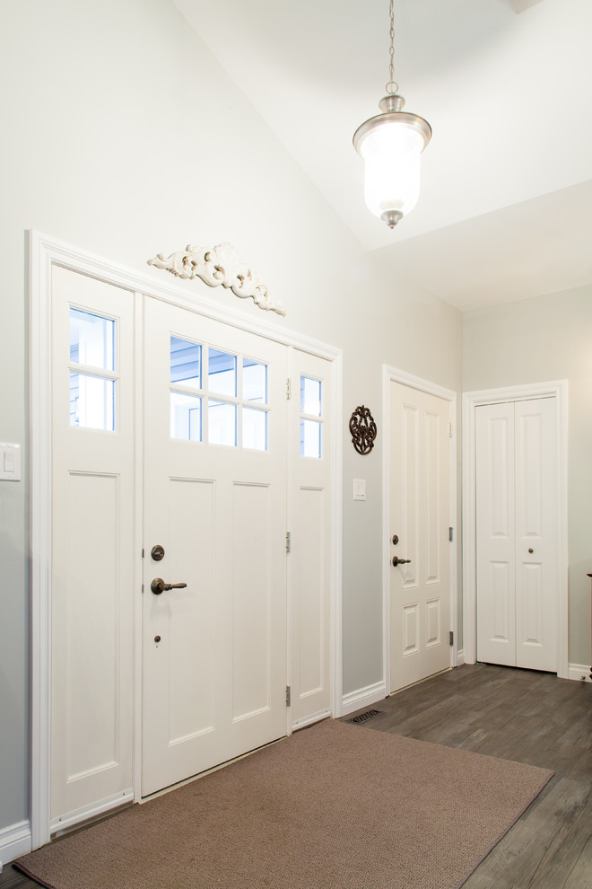 Ejemplo de puerta principal romántica de tamaño medio con paredes blancas, suelo de madera clara, puerta simple, puerta blanca y suelo multicolor
