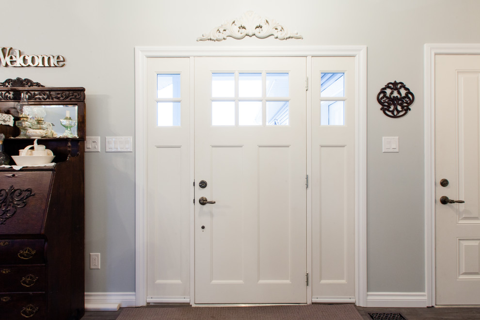 На фото: входная дверь среднего размера в стиле шебби-шик с белыми стенами, светлым паркетным полом, одностворчатой входной дверью, белой входной дверью и разноцветным полом
