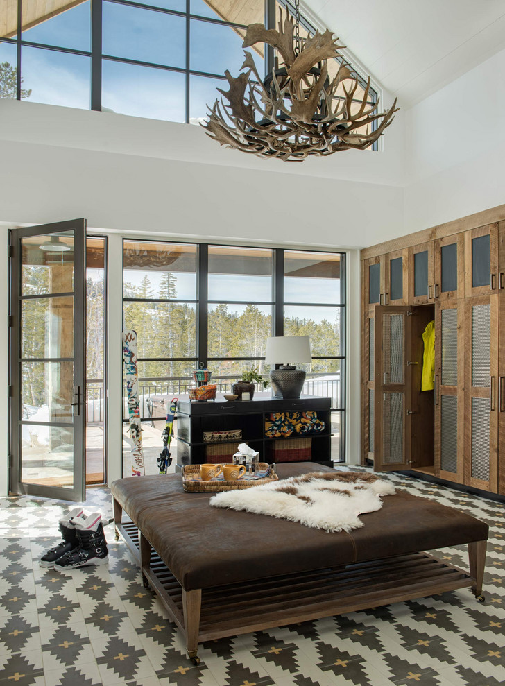 Rustikaler Eingang mit Stauraum, weißer Wandfarbe, Einzeltür, Haustür aus Glas, buntem Boden und gewölbter Decke in Sonstige