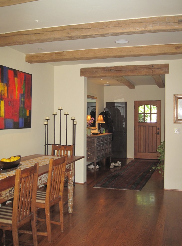 Kleine Landhaus Haustür mit beiger Wandfarbe, dunklem Holzboden, Einzeltür und hellbrauner Holzhaustür in San Francisco
