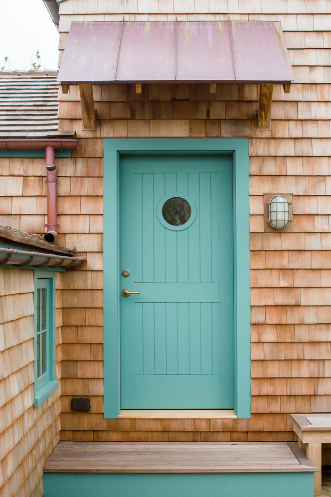 На фото: входная дверь в морском стиле с одностворчатой входной дверью и синей входной дверью с