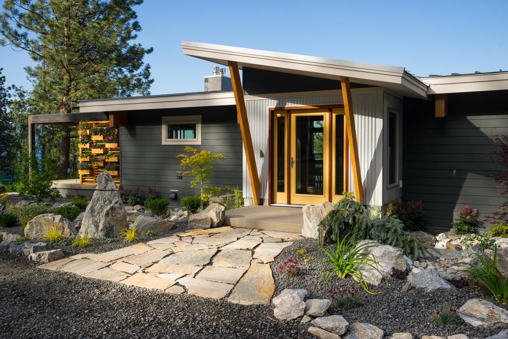 Industrial Haustür mit grauer Wandfarbe, Einzeltür und Haustür aus Glas in Seattle