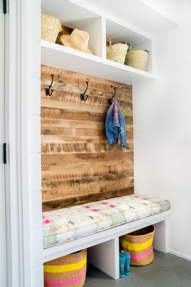 Idée de décoration pour une entrée marine avec un vestiaire, un mur blanc et un sol gris.