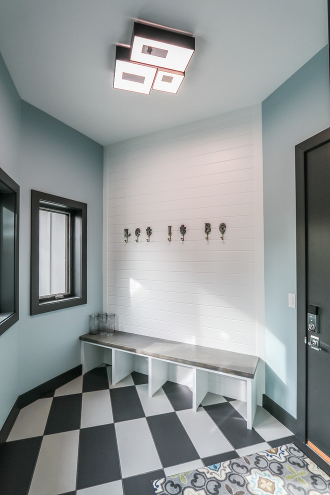Inspiration för ett litet lantligt kapprum, med blå väggar, en enkeldörr, en svart dörr och grått golv