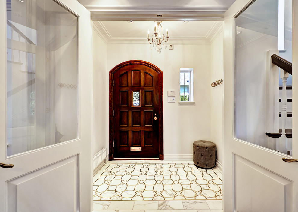 Diseño de puerta principal clásica grande con paredes blancas, suelo de mármol, puerta simple y puerta de madera oscura