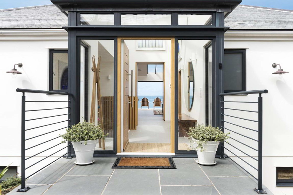 Свежая идея для дизайна: входная дверь в морском стиле - отличное фото интерьера