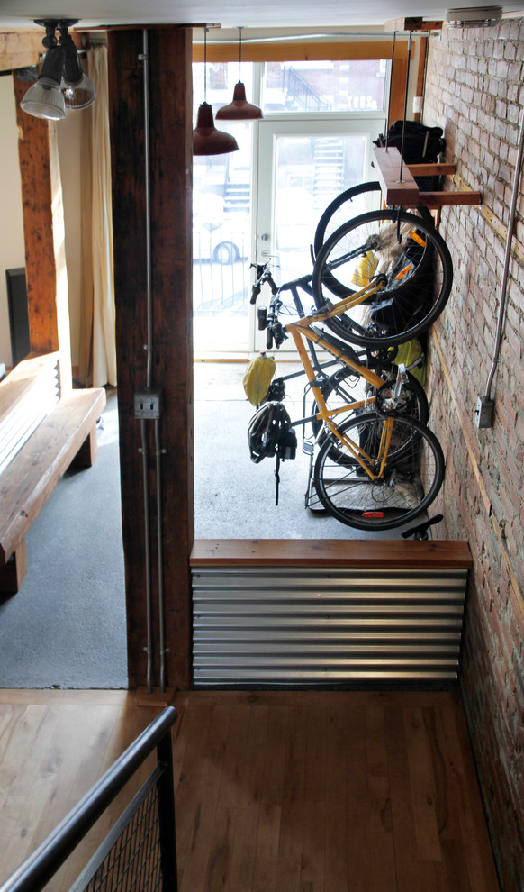 Inspiration for an industrial entryway remodel in Montreal
