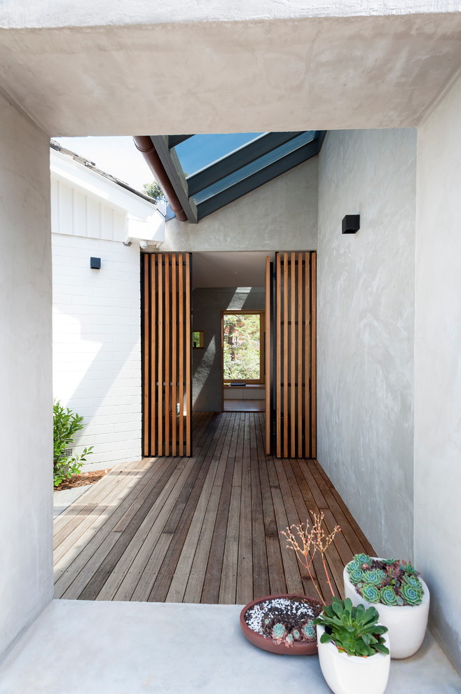 Ejemplo de puerta principal actual pequeña con paredes grises, suelo de madera clara, puerta simple y puerta de madera clara