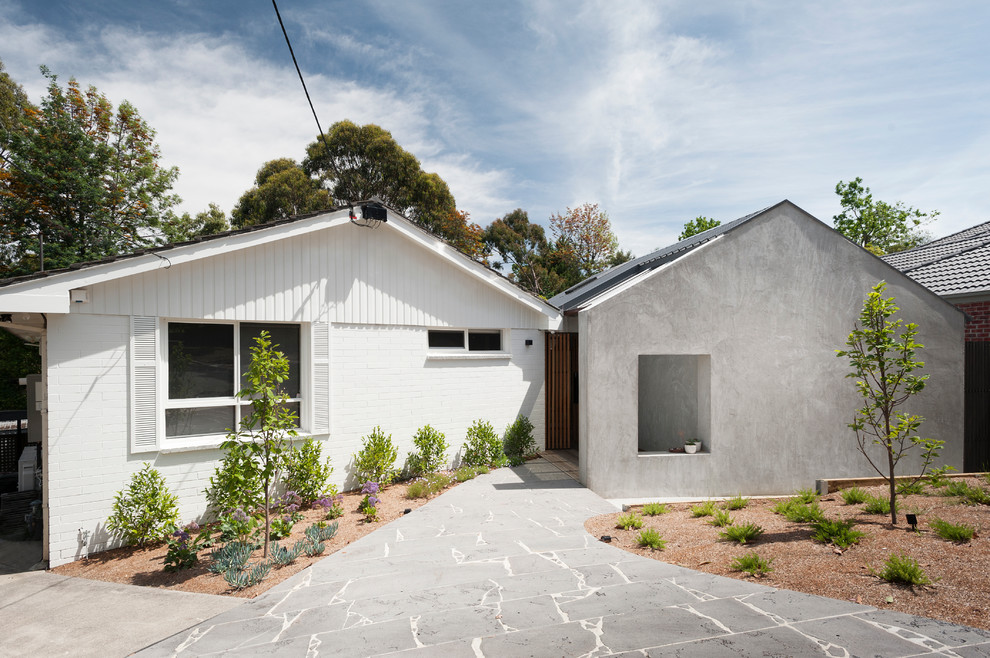 Kleine Moderne Haustür mit grauer Wandfarbe, hellem Holzboden, Einzeltür und heller Holzhaustür in Melbourne
