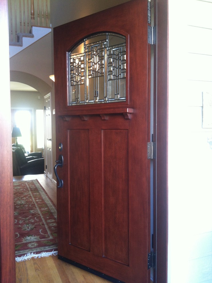 Aménagement d'une grande porte d'entrée classique avec une porte simple et une porte en bois brun.