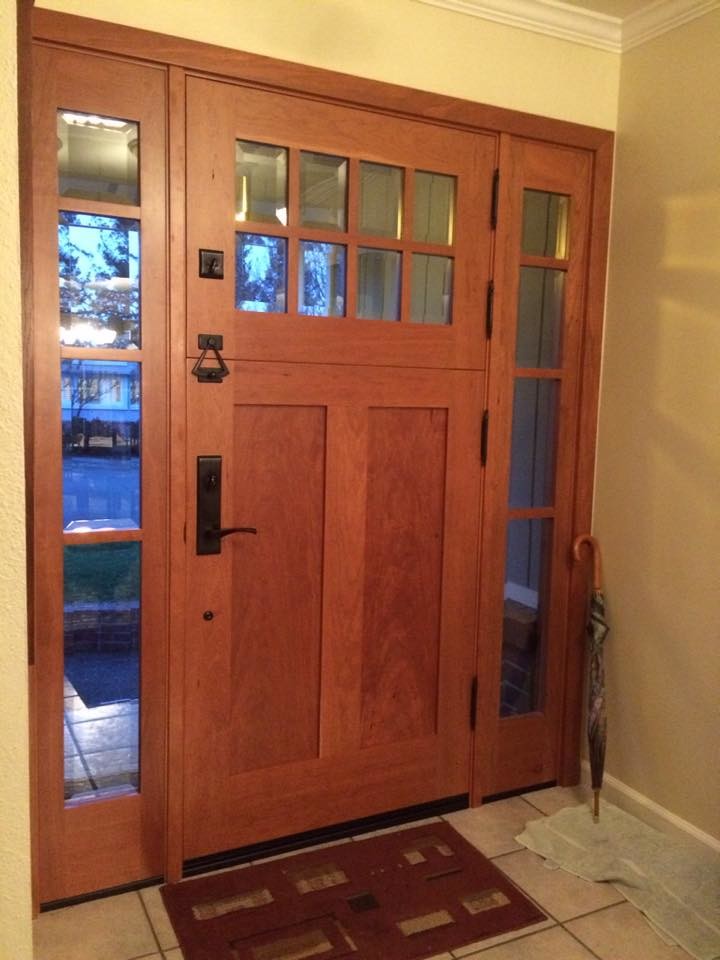 Идея дизайна: большая входная дверь в классическом стиле с входной дверью из дерева среднего тона и одностворчатой входной дверью
