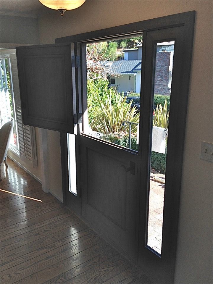 Réalisation d'une grande porte d'entrée design avec une porte simple et une porte en bois brun.