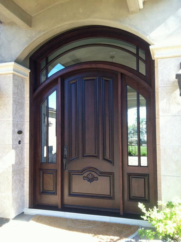 Diseño de puerta principal clásica grande con puerta de madera oscura y puerta doble