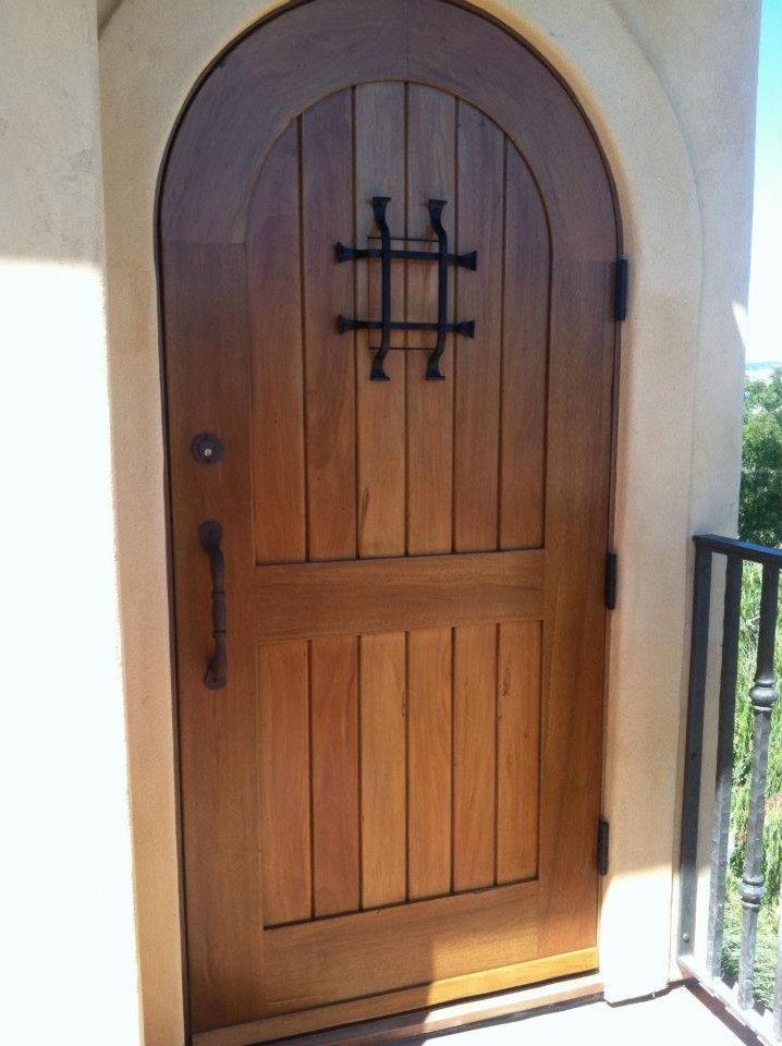 Diseño de puerta principal mediterránea grande con puerta simple y puerta de madera en tonos medios