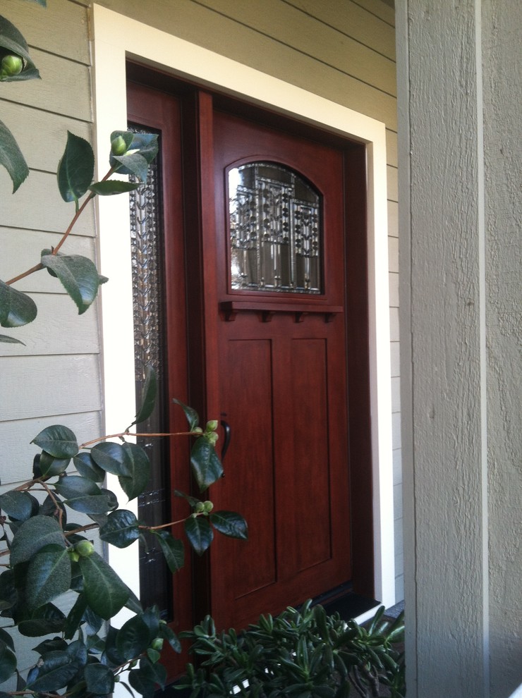 Inspiration pour une grande porte d'entrée traditionnelle avec une porte simple et une porte en bois brun.