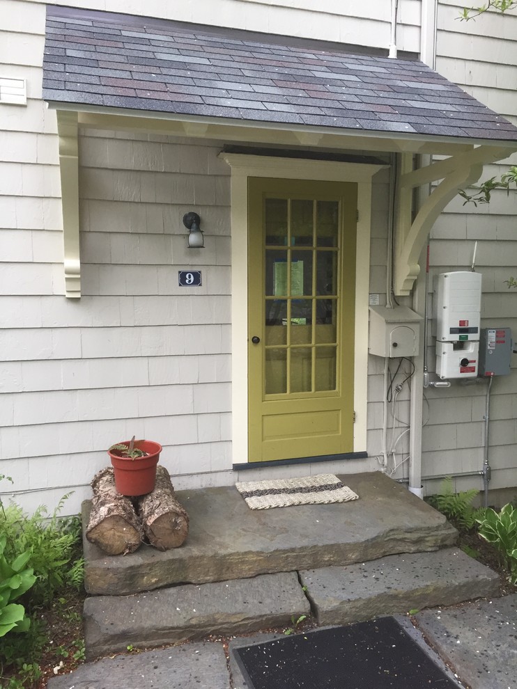 Lantlig inredning av en mellanstor ingång och ytterdörr, med en enkeldörr och en grön dörr