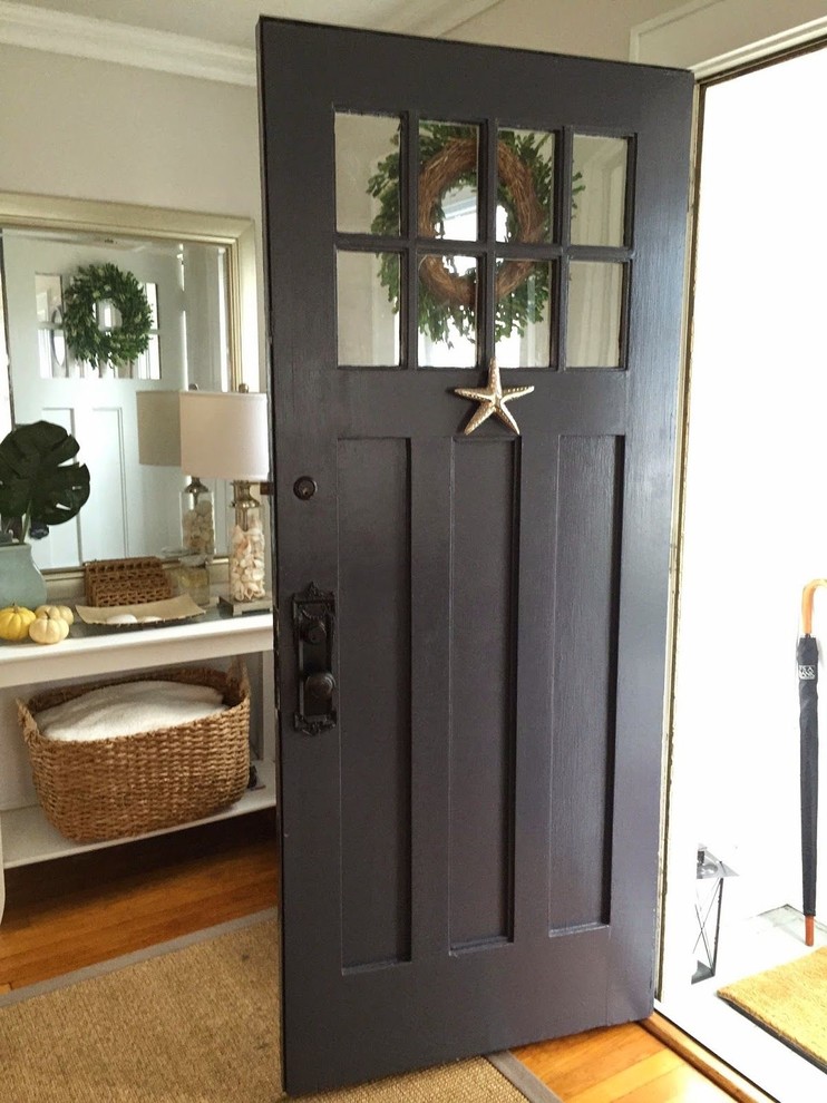 Стильный дизайн: прихожая в морском стиле с одностворчатой входной дверью и черной входной дверью - последний тренд