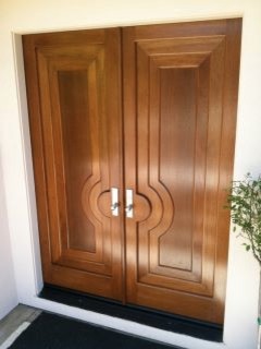 サンフランシスコにある高級な広いコンテンポラリースタイルのおしゃれな玄関ドア (木目調のドア) の写真