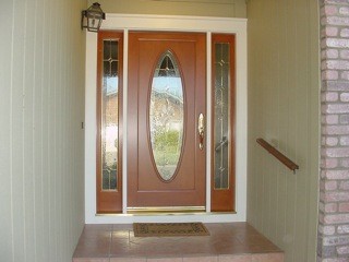 Immagine di una porta d'ingresso minimal di medie dimensioni con una porta singola e una porta in legno bruno