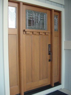 Imagen de puerta principal contemporánea de tamaño medio con puerta simple y puerta de madera clara