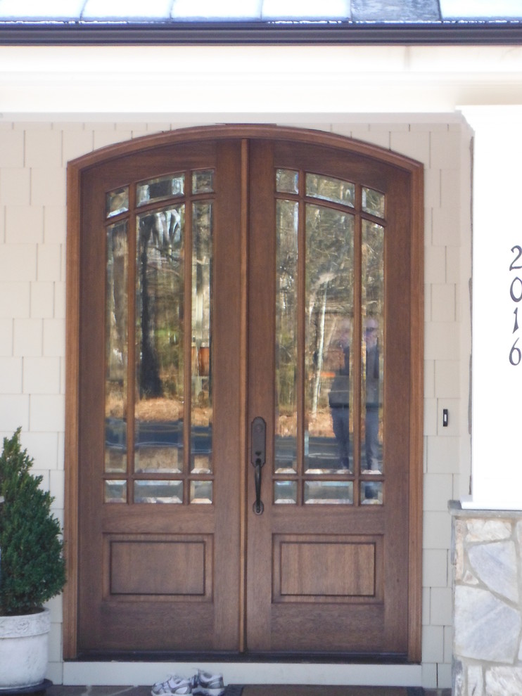 На фото: прихожая в классическом стиле с двустворчатой входной дверью и входной дверью из дерева среднего тона с