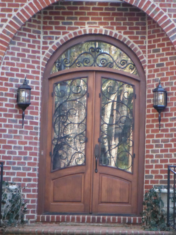 На фото: входная дверь среднего размера в классическом стиле с бежевыми стенами, двустворчатой входной дверью и входной дверью из темного дерева с