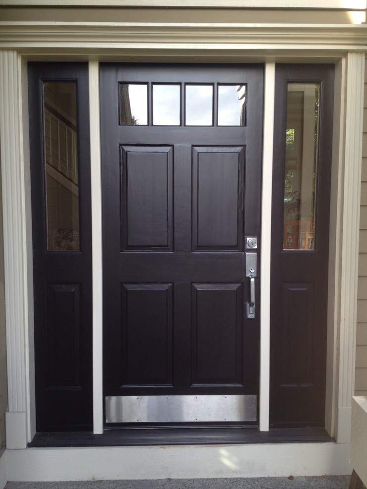 Foto de puerta principal clásica de tamaño medio con puerta simple y puerta de madera oscura