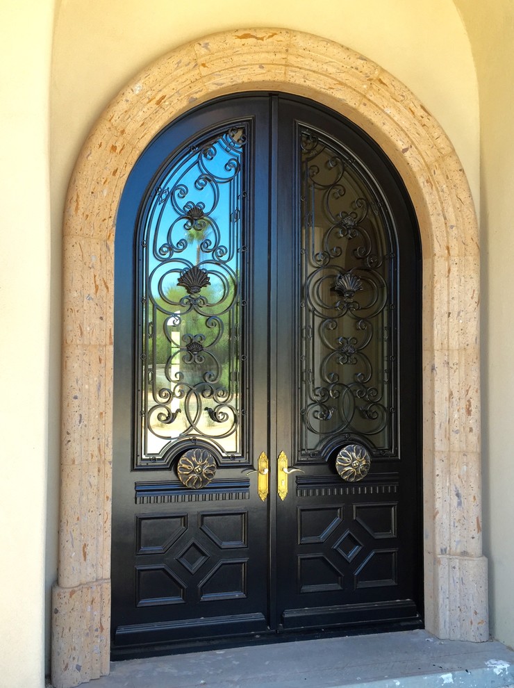 На фото: большая входная дверь в стиле ретро с бежевыми стенами, двустворчатой входной дверью и металлической входной дверью с