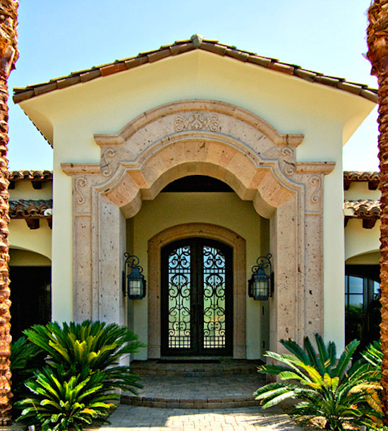 Cette photo montre une grande porte d'entrée méditerranéenne avec un mur beige, une porte double et une porte métallisée.