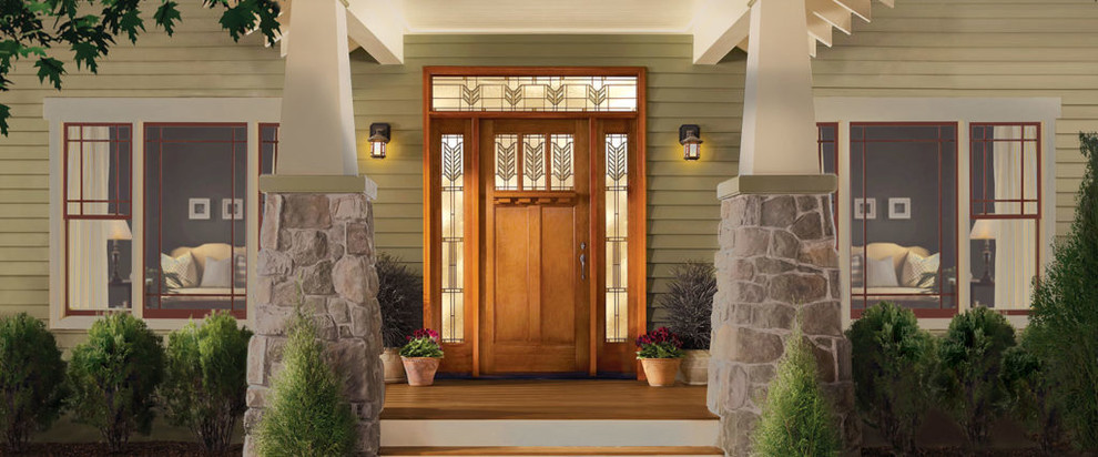 На фото: входная дверь среднего размера в стиле неоклассика (современная классика) с одностворчатой входной дверью и входной дверью из дерева среднего тона с