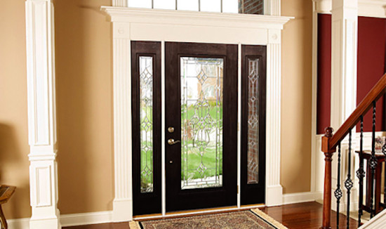 На фото: входная дверь среднего размера в стиле неоклассика (современная классика) с одностворчатой входной дверью и стеклянной входной дверью
